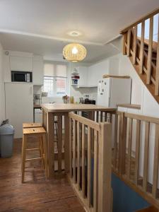 une cuisine avec un escalier menant à une cuisine équipée d'un réfrigérateur dans l'établissement Duplex cosy hyper centre Caen, à Caen