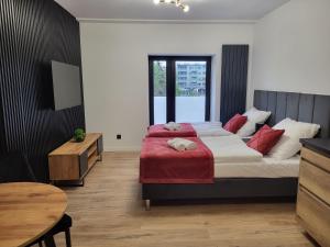 Giường trong phòng chung tại ApartHouse Piwna 14