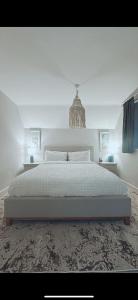 En eller flere senge i et værelse på Luxury HomeStays - Hot Tub - Sea Views - Sleeps 8