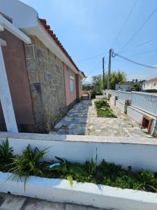 una casa con un passaggio pedonale in pietra accanto a un edificio di ALDEIAS DE SINTRA a Terrugem