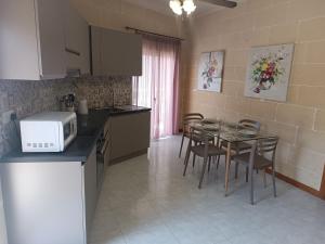 Kuchyň nebo kuchyňský kout v ubytování Hideaway Flats