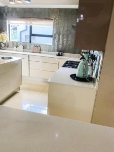 Η κουζίνα ή μικρή κουζίνα στο Riverside Boutique Mbombela