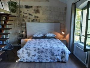 Katil atau katil-katil dalam bilik di Une chambre à Uzès