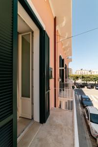 莫诺波利Il Pumo Verde by MONHOLIDAY的通往带停车场的大楼的门