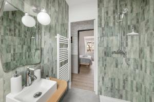 康卡勒的住宿－LA BAIE - Belle maison de charme -Jardin/Parking，一间带水槽和淋浴的浴室