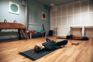 two children laying on the floor in a room at Malacuna Birmingham in Birmingham