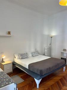 1 dormitorio con 1 cama grande en una habitación en Aldebaran, en Milán