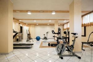 Augustus Hotel Riccione的健身中心和/或健身设施