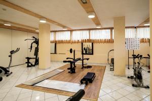 Augustus Hotel Riccione的健身中心和/或健身设施