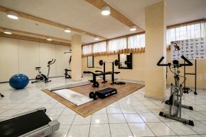 Augustus Hotel Riccione的健身中心和/或健身设施