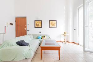 ein Wohnzimmer mit einem Sofa und einem Couchtisch in der Unterkunft La mia casetta al mare! (011017-LT-0766) in Levanto
