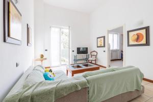 ein Wohnzimmer mit einem Sofa und einem Tisch in der Unterkunft La mia casetta al mare! (011017-LT-0766) in Levanto