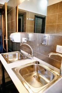 um lavatório de aço inoxidável numa casa de banho em 6 bedrooms house with furnished garden and wifi at Cardenuela Riopico em Cardeñuela-Ríopico