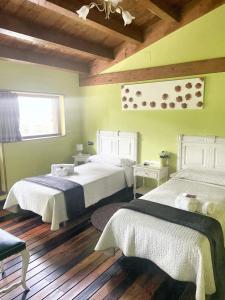 1 dormitorio con 2 camas y ventana en 6 bedrooms house with furnished garden and wifi at Cardenuela Riopico en Cardeñuela-Ríopico