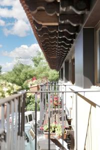 Un balcón o terraza de 6 bedrooms house with furnished garden and wifi at Cardenuela Riopico