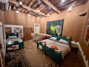 Łóżko lub łóżka w pokoju w obiekcie نُزُل تُراثي شقْراء Heritage Guesthouse Shaqra