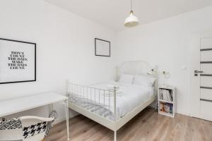 Rogozińskiego 2-Bedroom Apartment tesisinde bir odada yatak veya yataklar