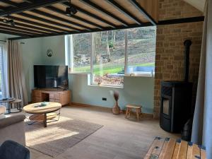 - un salon avec un canapé et une cheminée dans l'établissement Le Loft du Renard, Gîte rural, à Namur