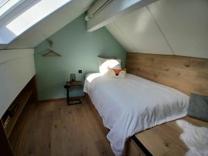 Dormitorio con cama con almohada de zorro en Le Loft du Renard, Gîte rural à Namur Wépion, en Namur