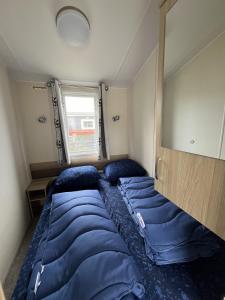 a small room with a bed and a mirror at NV 1221 - Beach Resort Nieuwvliet Bad in Nieuwvliet