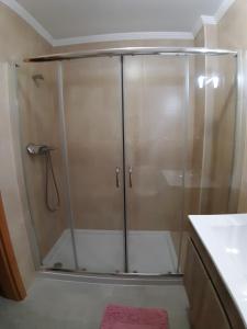 モンテ・ゴルドにあるApartamento T2 Monte Gordoの浴室のガラス扉付きシャワー