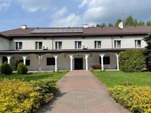 Green House في Wola Przypkowska: مبنى ابيض كبير بسقف احمر