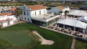 カタロハにあるCosy Loft's Valenciaのゴルフ場付きの家屋の空中を望む