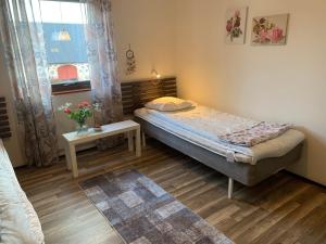 Postel nebo postele na pokoji v ubytování Hässleholmsgårdens Vandrarhem