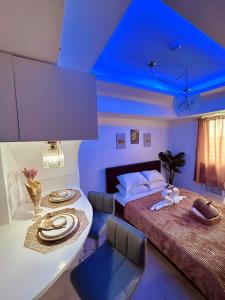 ein Schlafzimmer mit einem großen Bett und einer blauen Decke in der Unterkunft Deluxe Dream - Azure North in Maimpis