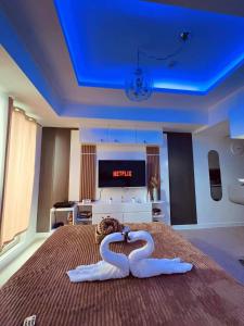 ein Hotelzimmer mit einem Bett mit Herz darauf in der Unterkunft Deluxe Dream - Azure North in Maimpis