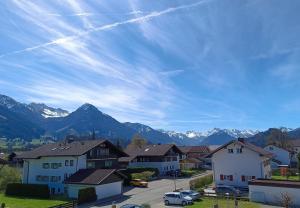 a town with houses and mountains in the background at Alpenpanorama in Fischen
