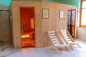 2 Stühle in einem Zimmer mit einer Holzwand in der Unterkunft Bellamonte Aparthotel in Zakopane