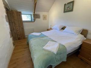 Кровать или кровати в номере Trengothal Barn