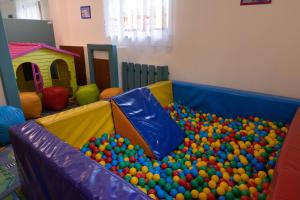 una gran pila de bolas en una sala de juegos en Bellamonte Aparthotel en Zakopane