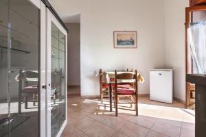een eetkamer met stoelen en een tafel en een koelkast bij Casa Coralli Centro Storico in Otranto