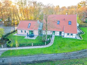 une vue aérienne sur une maison avec un toit rouge dans l'établissement Ferienwohnung mit Sauna „Eschblick“, à Versmold