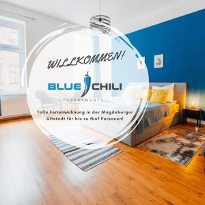 ein Schlafzimmer mit einem blauen Chill-Schild in einem Zimmer in der Unterkunft Blue Chili 02 - MD Zentral City Carré Wlan Netflix in Magdeburg
