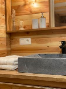 bagno con lavandino e specchio di Cabane bien belge avec cinéma et jacuzzi a Lasne