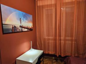 a room with a picture of a pier on the wall at 2 letti singoli a linea M1 Sesto Rondo' in Sesto San Giovanni