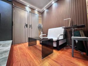 a office with a white chair and a desk at Sleep Cubee Hostel in Hong Kong