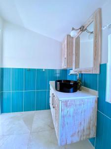 baño con lavabo y paredes azules en Akdeniz Villa en Kas