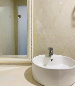 - białą umywalkę w łazience z lustrem w obiekcie Khách sạn căn hộ Sentosa Coco w mieście Hà Quảng (4)
