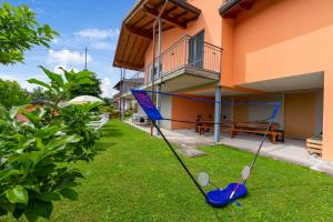 eine Golfschaukel im Hof eines Hauses in der Unterkunft Villa Laura Private Pool and Garden in Besozzo
