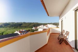 balcone con 2 sedie e vista di Odeceixe Valley Tranquility a Odeceixe