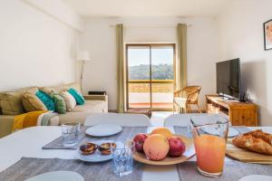 un soggiorno con tavolo, frutta e succo di frutta di Odeceixe Valley Tranquility a Odeceixe