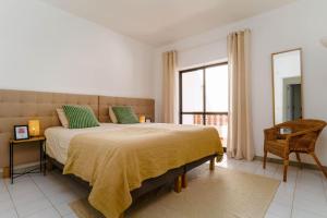 una camera da letto con un letto grande e una finestra di Odeceixe Valley Tranquility a Odeceixe