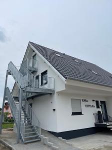 Das Gebäude in dem sich die Ferienwohnung befindet
