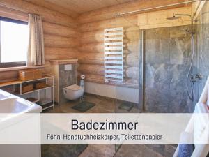 La salle de bains est pourvue d'une douche et de toilettes. dans l'établissement Natur-Chalet zum Nationalpark Franz inkl. E-Auto, à Allenbach