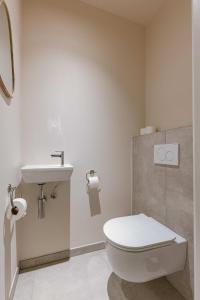 La salle de bains est pourvue de toilettes et d'un lavabo. dans l'établissement Lovely new apartment close to the sea, à Ostende