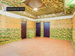 ein leeres Zimmer mit farbenfrohen Wänden und Türen in der Unterkunft OYO Sejour De Confort Lawspet in Puducherry